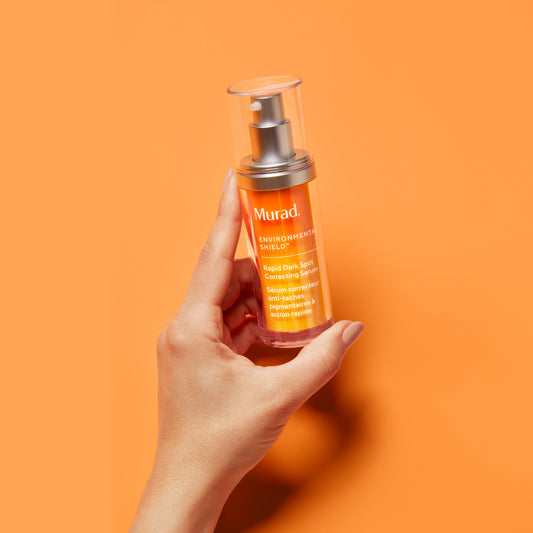 Murad Enviromental Shield Rapid Dark Spot Correcting Serum in mano